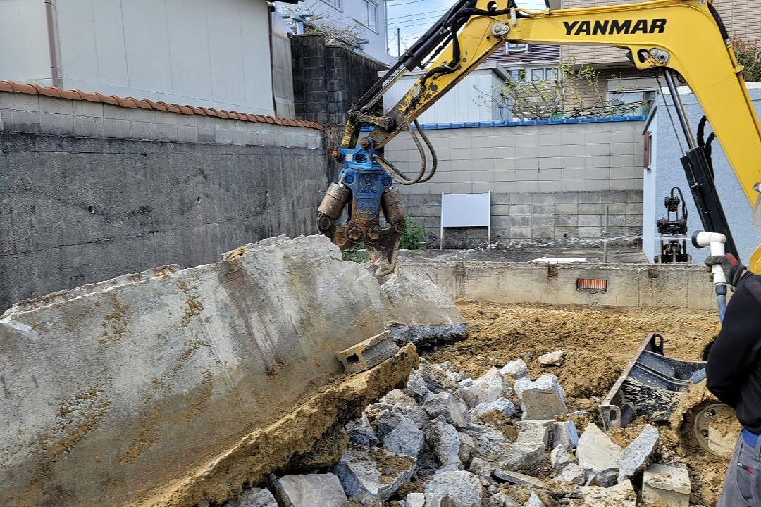 軽量鉄骨造1階建建屋解体中写真2