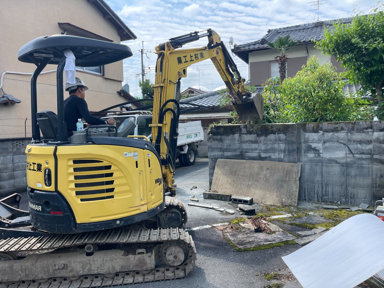 アスファルト駐車場解体中写真